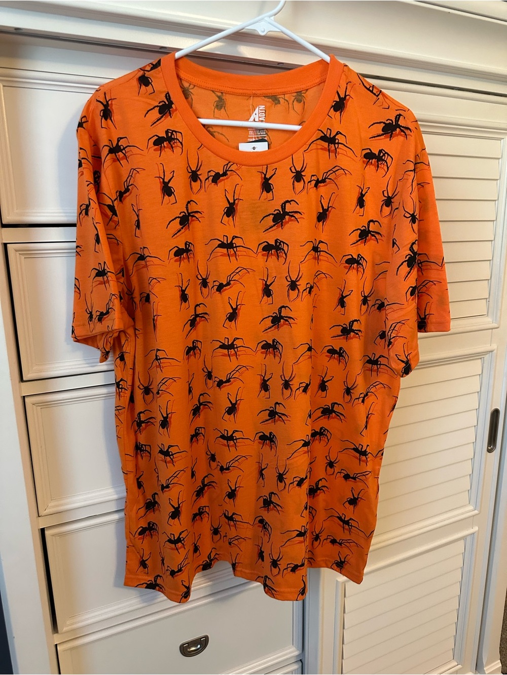 Orange Spider-Print Men's T-Shirt XXL  NWT Halloween
